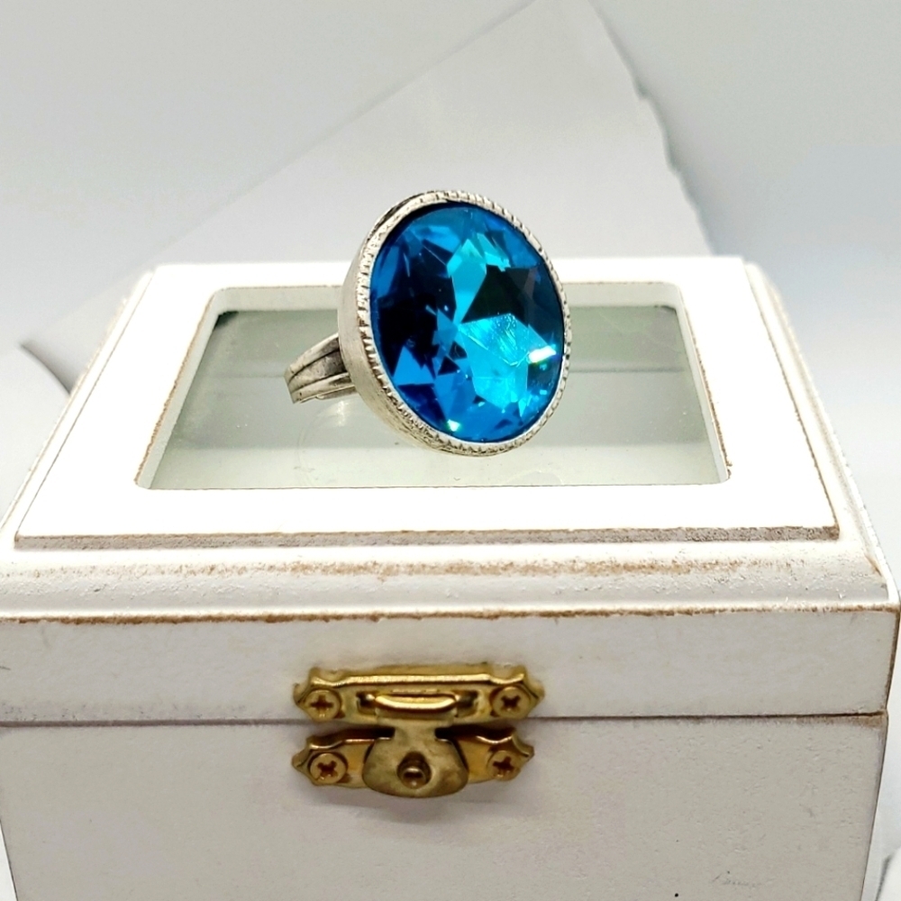 NWT Bright Blue Crystal Round Silver Ring